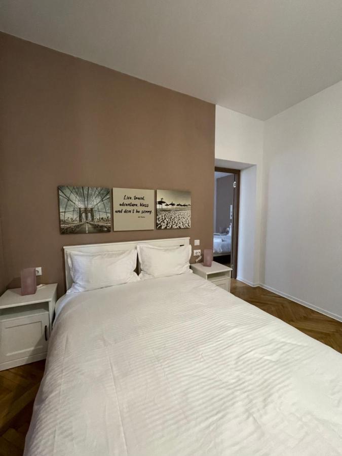 Schei Central Studios In The Heart Of Brasov Exterior photo