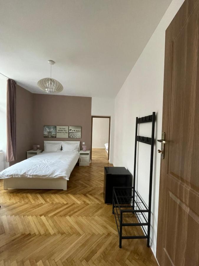 Schei Central Studios In The Heart Of Brasov Exterior photo